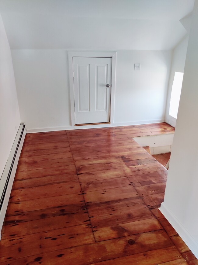 2nd floor--reading room or office space - 1009 Reading Ave