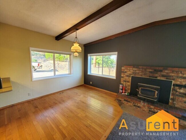 Building Photo - Amazing Property on 1.25 Acres Available in October! 3 Bed/2 Bath Plus Office Space and Shop