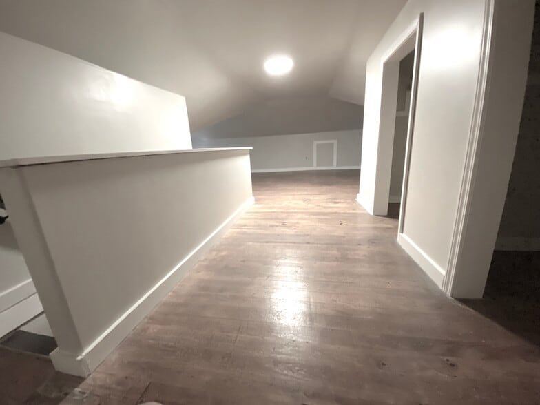 Upstairs bedroom - 1263 Agnes Pl