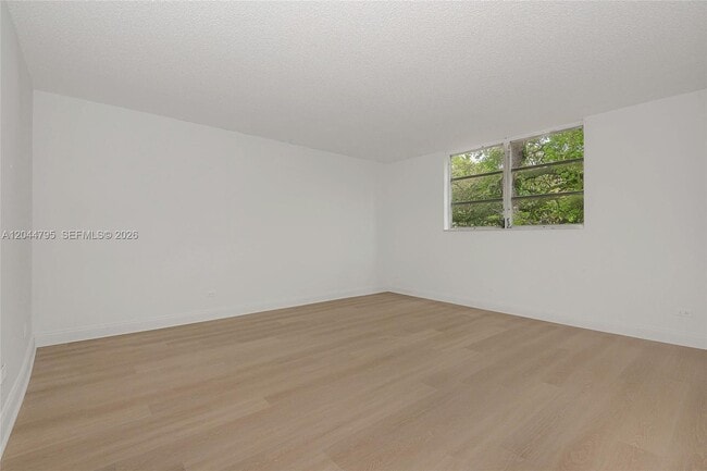 Building Photo - 445 NE 195th St