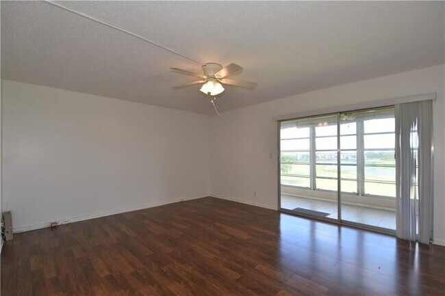 Building Photo - 2801 Victoria Way