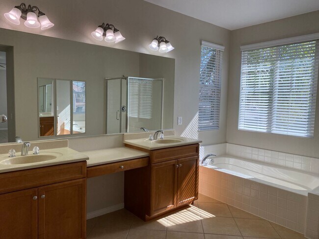 Building Photo - Beautiful 5 Bedroom Home in Murrieta Available!