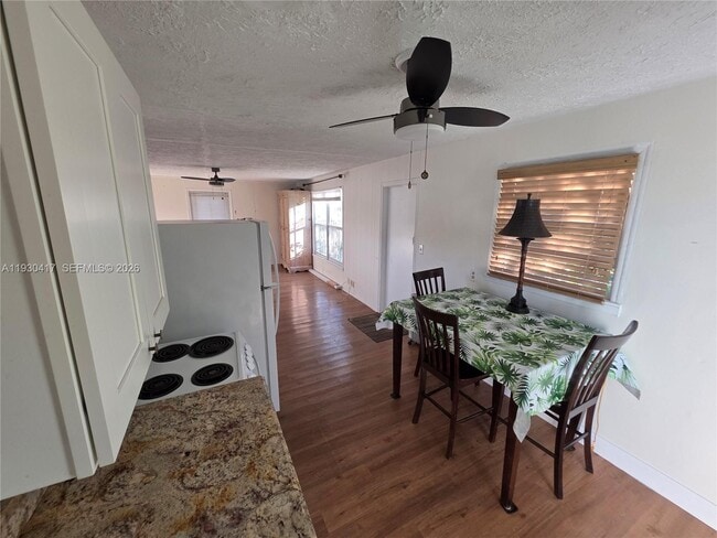 Building Photo - 811 NE 14th Ct