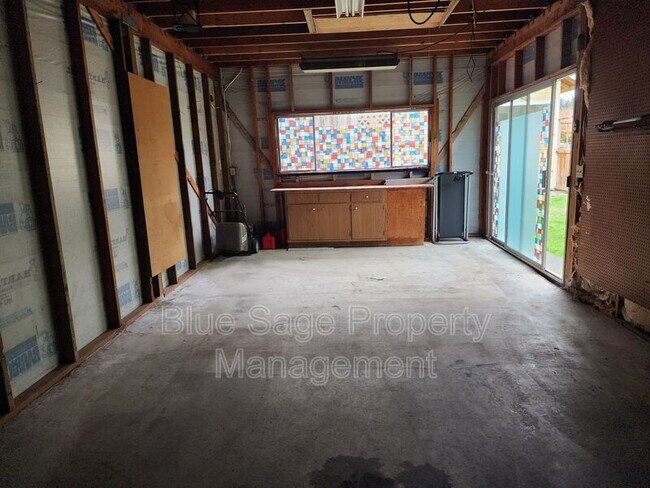 Building Photo - 137 W 13th St