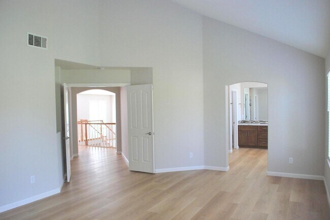 Building Photo - Updated Detached Home in Gated Fleur Du Mo...