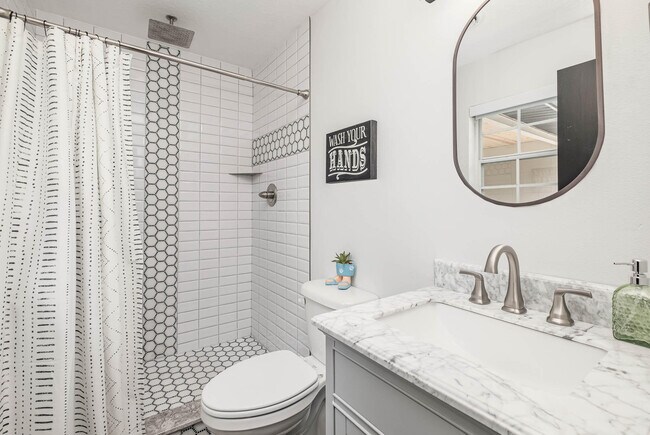 Building Photo - 320 Jamaica Dr