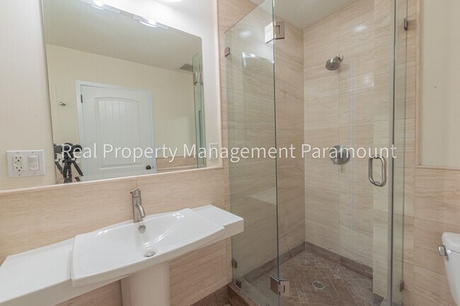 Building Photo - Beautiful One Bedroom Apartment in Los Ang...