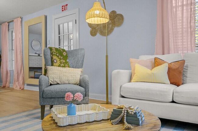 Building Photo - 522 31st St W