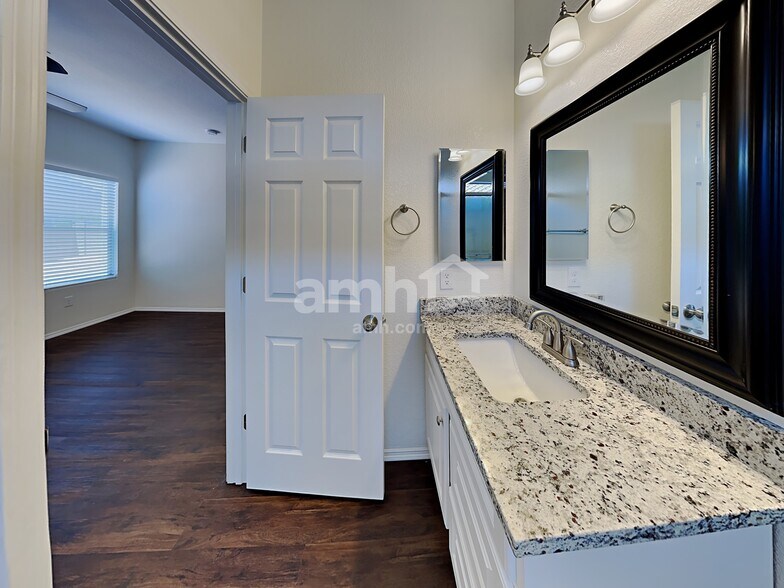 Building Photo - 83 W Calle Priscal