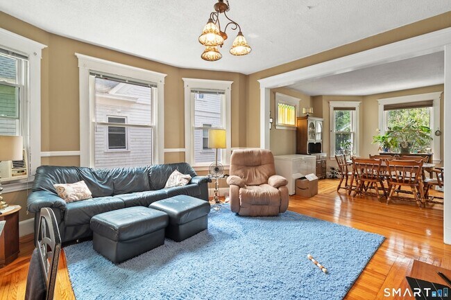 Building Photo - 253 W Elm St