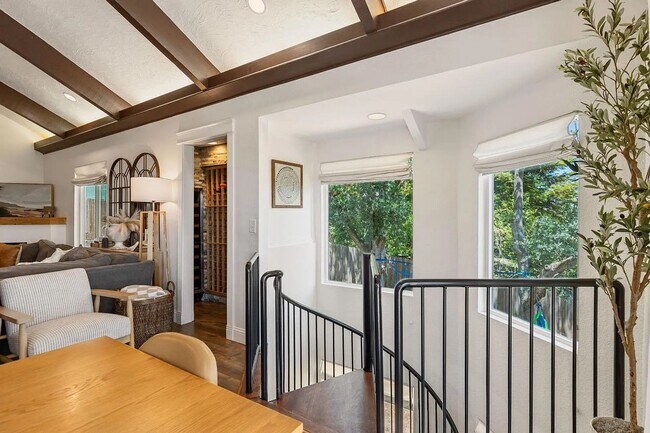 Building Photo - Luxury 5 Bedroom Home with Panoramic Views...