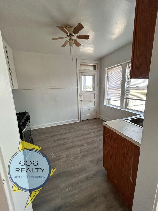 Building Photo - Belmont Cragin Apts Available!