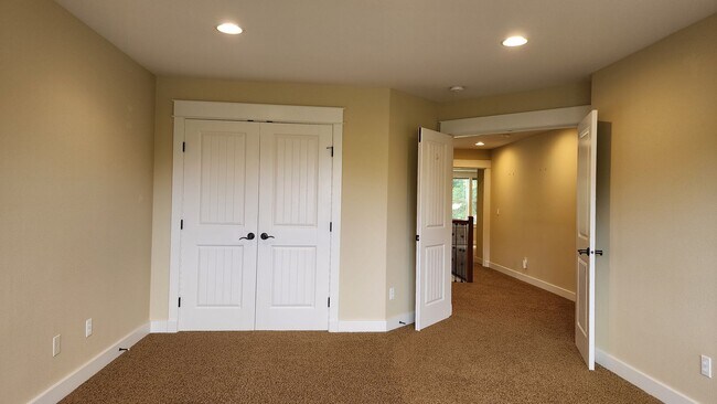 Building Photo - Beautiful Campus Glen 4-Bedroom!