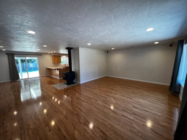 Building Photo - 4-Bedroom 3-Bathroom house with attached 1 bedroom apartment