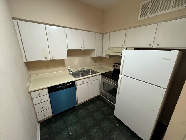 Building Photo - 2100 Tanglewilde St