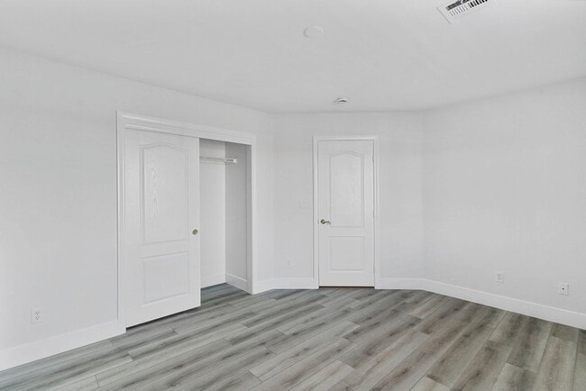 Building Photo - 4 bed, 2.5 bath single-story home in the g...