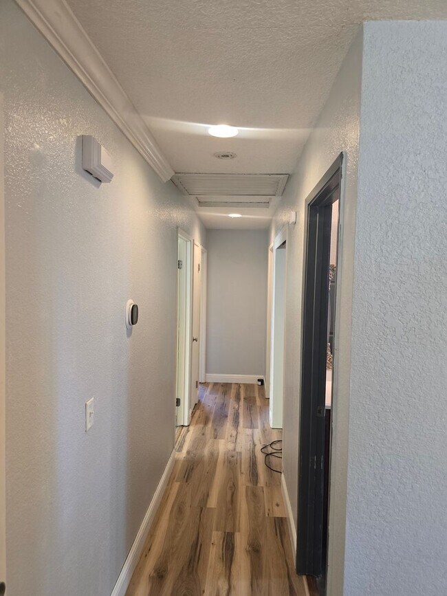 Building Photo - Cute Home