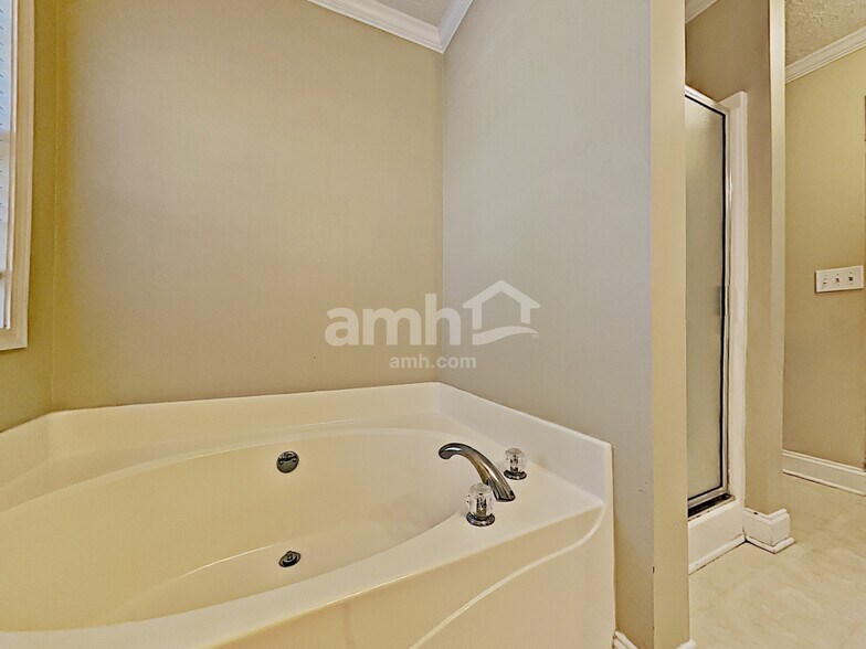 Building Photo - 887 Kendall Park Dr