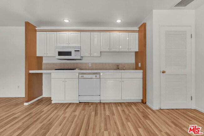 Building Photo - 9322 Lasaine Ave