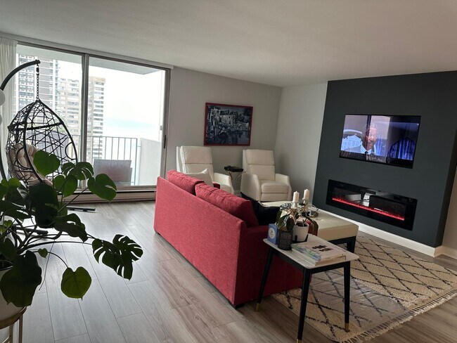 Building Photo - 6033 N Sheridan Rd