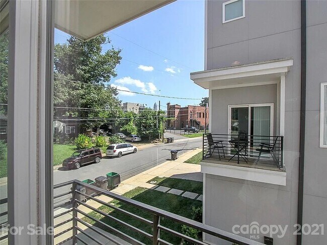 Building Photo - 208 Walnut Ave