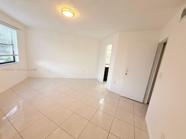 Building Photo - 9443 Fontainebleau Blvd