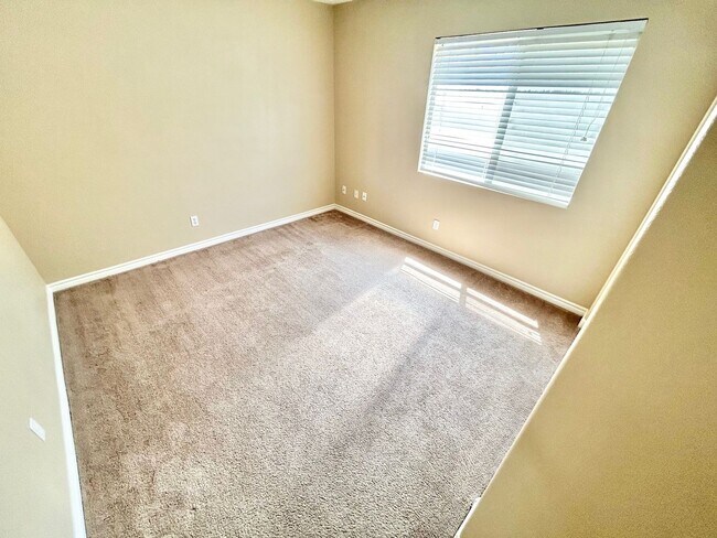 Building Photo - BEAUTIFUL 2 STORY HOUSE IN GATED SEVEN HIL...