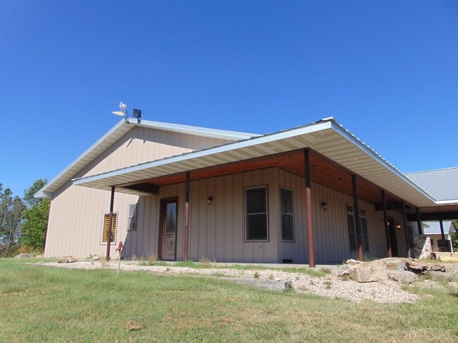 Building Photo - Majestic 3 Bed Mid MO Ranch!