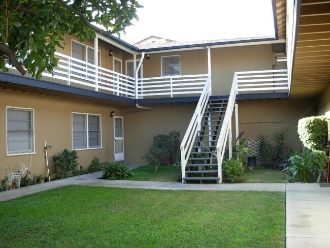 Building Photo - 302 S Broadway