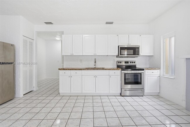Building Photo - 1743 SW 17th St