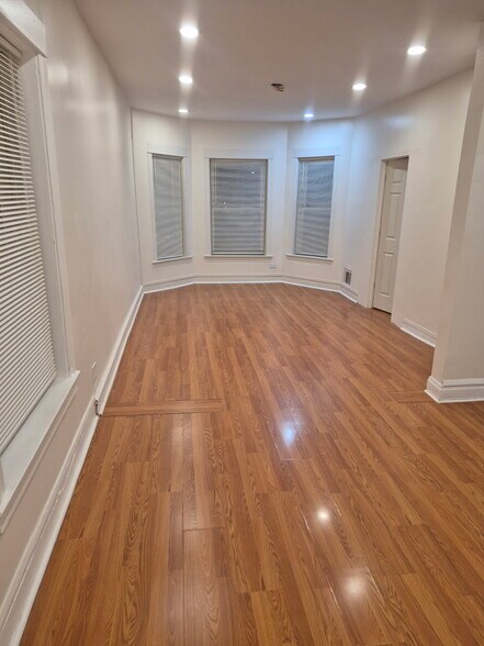 Building Photo - 1244 E 70th St