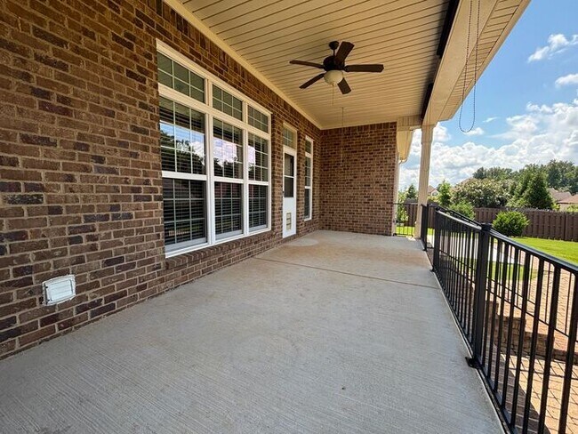 Building Photo - Madison City Schools with a 3 car garage and large fenced yard!