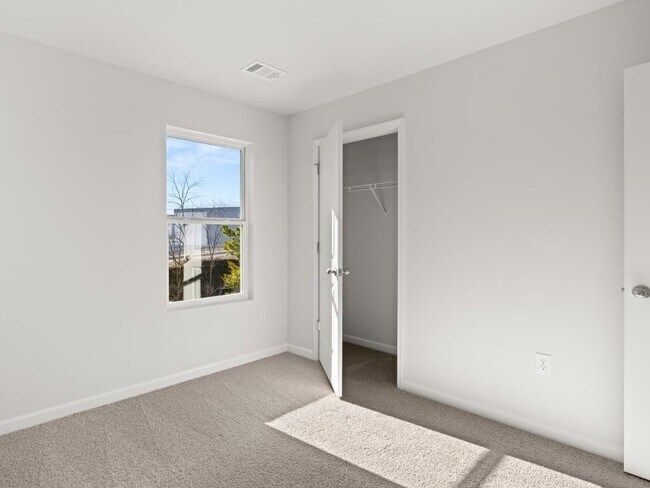 Building Photo - 102 Hughes Pl Dr