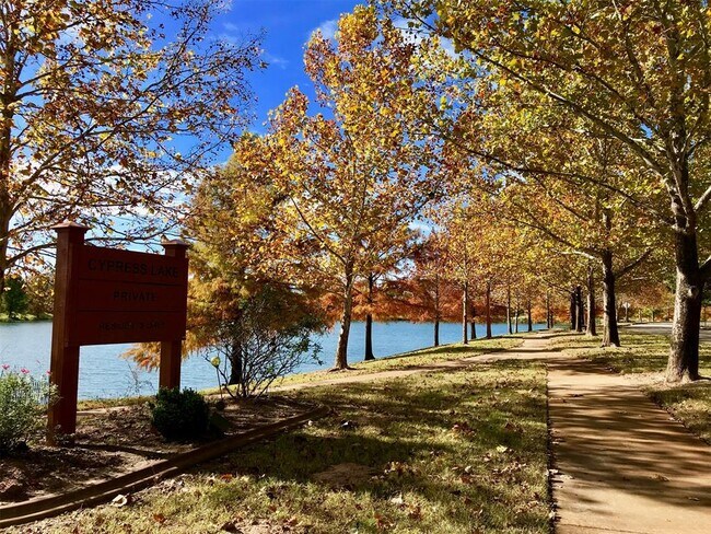 Building Photo - 405 Edwards Dr