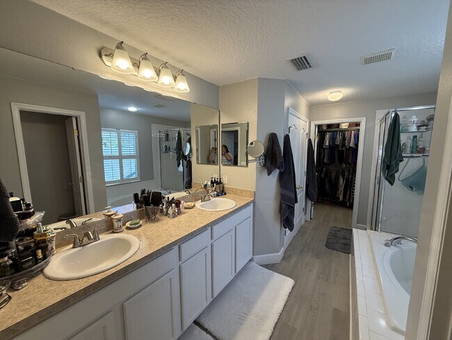 Building Photo - "Spacious 3-Bedroom Retreat with Bonus roo...