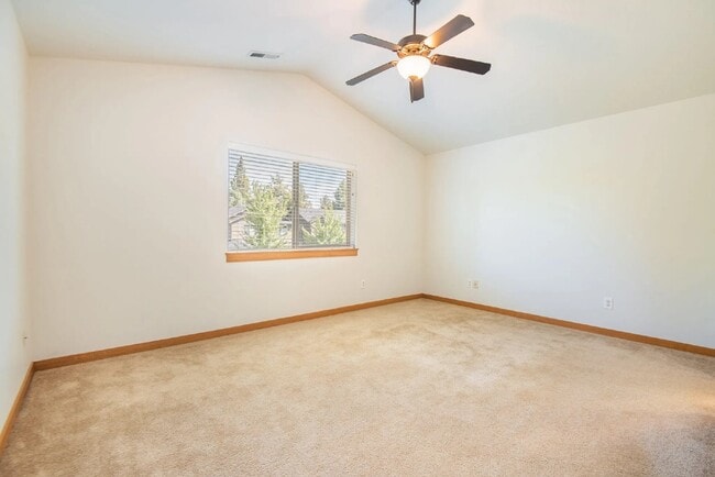 Building Photo - 3/2.5 home in SE Bend close to shopping an...