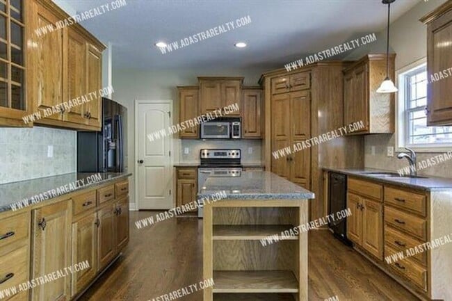 Building Photo - Gorgeous Home in Northwest Olathe-Availabl...