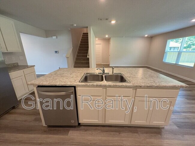 Building Photo - 5431 Peach Dr