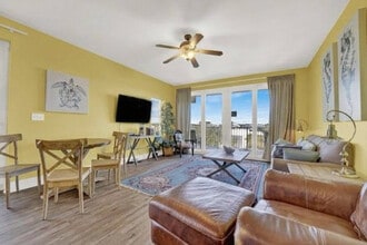 Building Photo - 9800 S Thomas Dr