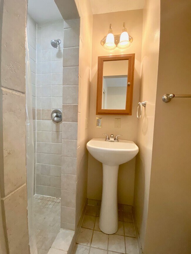 Building Photo - Three Bedroom in Battle Creek