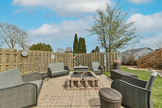 Building Photo - 15470 W Mayflower Dr