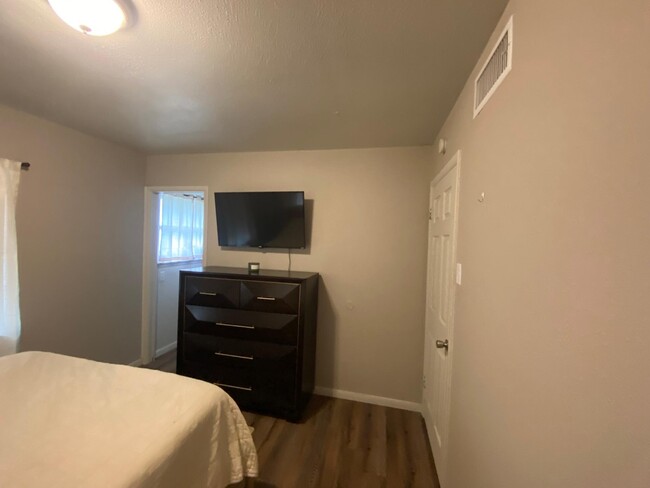 Building Photo - 5139 Vlg Trl Dr