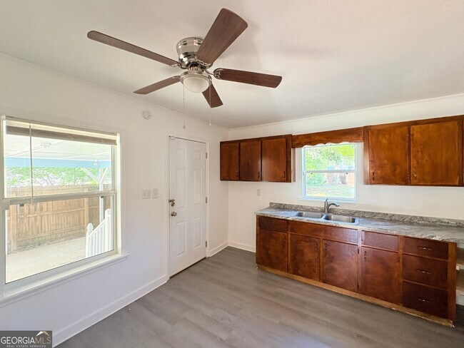 Building Photo - 600 Margaret St