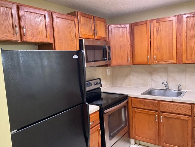 Building Photo - 310 Meadows Cir