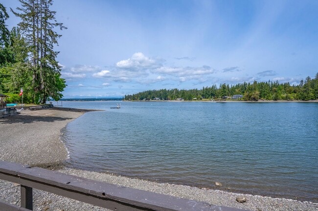 Building Photo - 3-Bed Waterfront Home in Vaughn