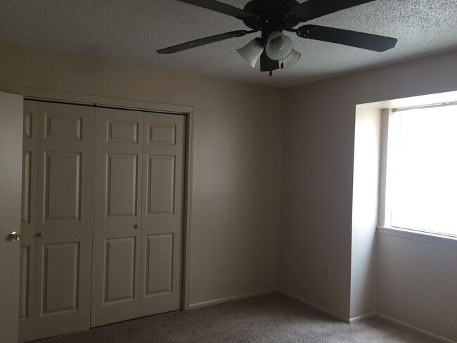Building Photo - 2 bedroom 2 bath town home in a gated comm...