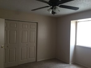Building Photo - 2 bedroom 2 bath town home in a gated comm...