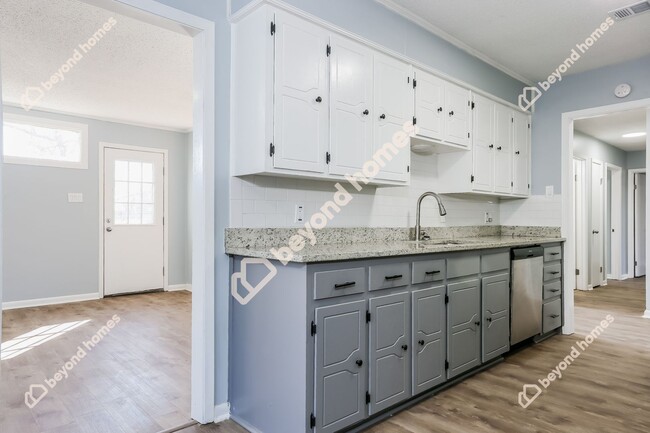 Building Photo - Beautiful 3 Bedroom 2 Bathroom House - Rea...