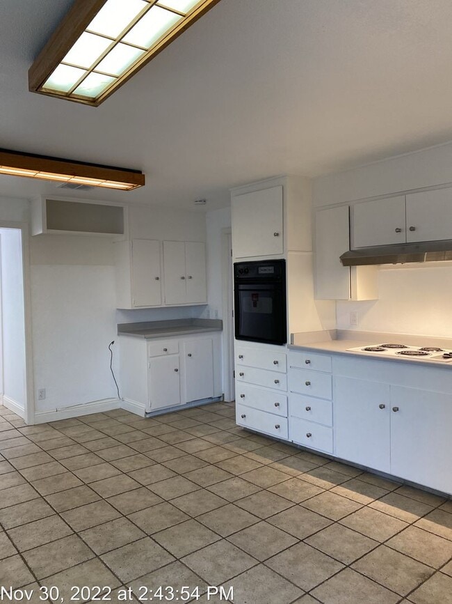 Building Photo - Country Property