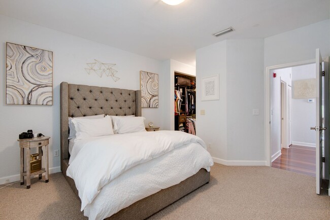 Building Photo - Gorgeous End Unit with pond fountain view -  1 Bed, 1 Bath plus Office/Den Nook on Harbour Island...